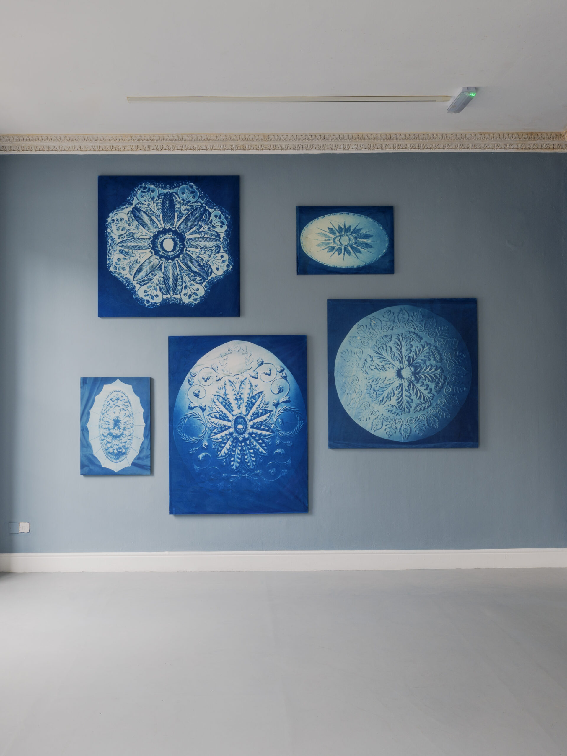Ruby Wallis, 'Whistling in the Dark', installasjonsvisning, Galway Arts Centre; fotografi av Tom Flanagan, med tillatelse fra kunstneren og Galway International Arts Festival
