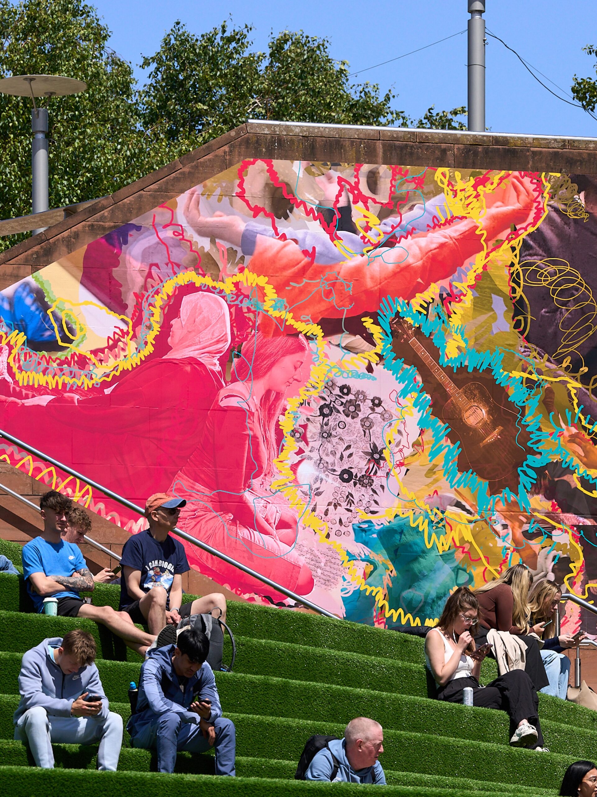 एलिस रेकाब, 'बन्चलान,बन्चराग', २०२५। लिभरपुल वनमा लिभरपुल द्विवार्षिक २०२५। रोब ब्याटर्सबी द्वारा फोटोग्राफी। (१)