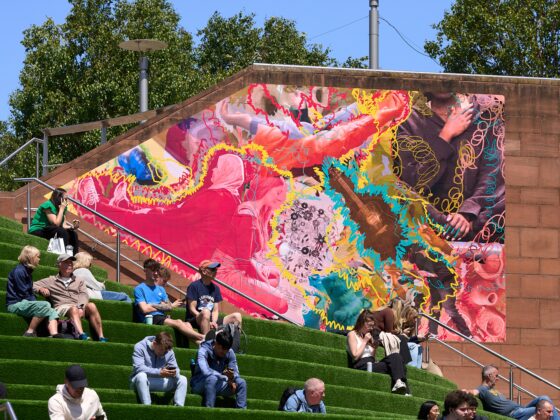 עליס רעקאַב, 'באַנטשלאַן, באַנטשאַרייג', 2025. ליווערפּול ביענאַלע 2025 אין ליווערפּול ONE. פאָטאָגראַפֿיע פֿון ראָב באַטערסבי. (1)