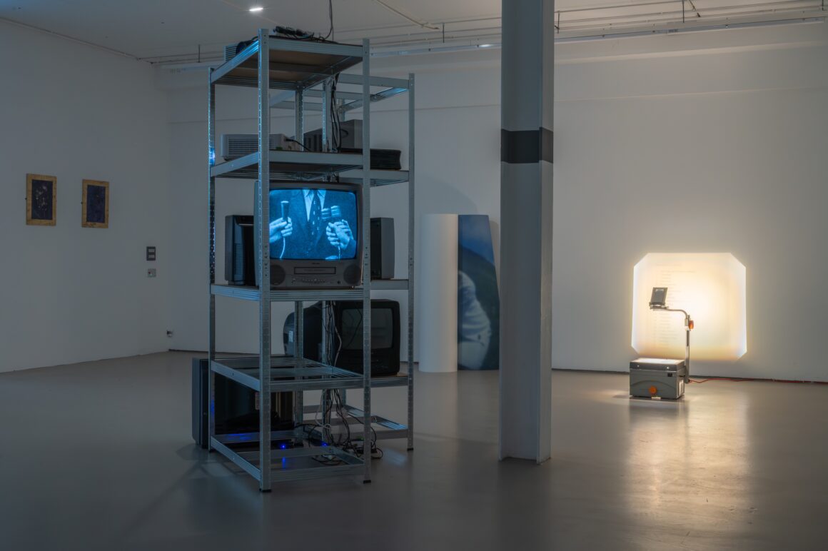 It's not clear from here. CCA Derry Londonderry. Installation Gallery2 Thomas Hunter, Sabi Nicholson, Lucy Tevlin,Photo Paola Bernardelli